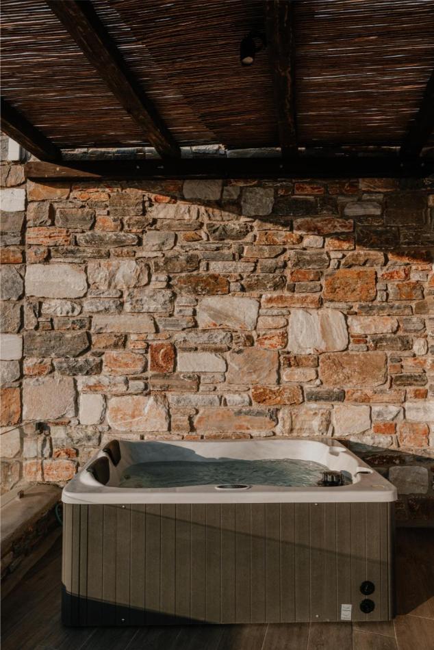 executive_suite_private_jacuzzi_17